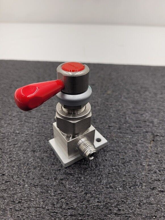 Swagelok SS-DLVCR4-RD High Pressure ON/OFF Diaphragm Valve 1/4" VCR Male Ports B