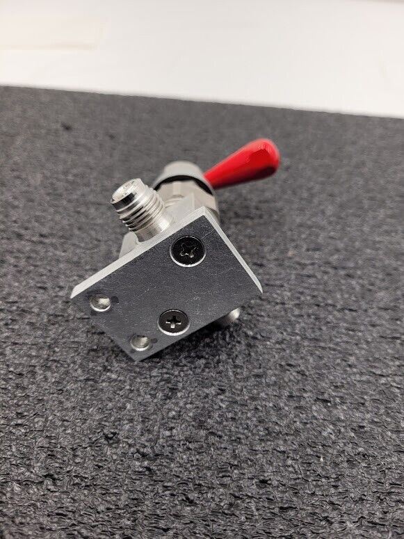Swagelok SS-DLVCR4-RD High Pressure ON/OFF Diaphragm Valve 1/4" VCR Male Ports B