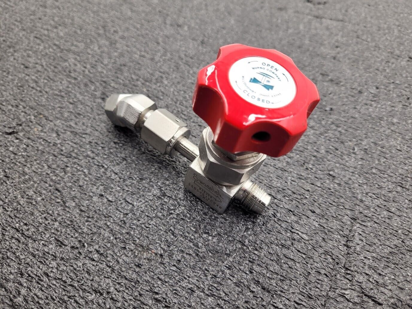 Swagelok SSDSV51VCR4R High Pressure Screw Open Type Diaphragm Valve 1/4" VCR M-F
