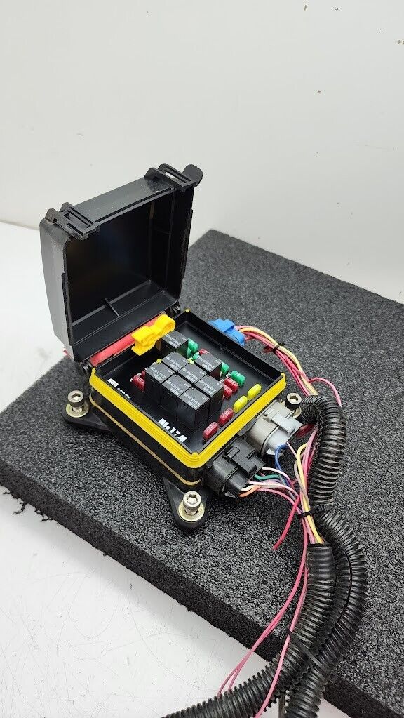 Eaton 31S-002-0 12VDC Power Distribution Module Fuse Relay Holder System A