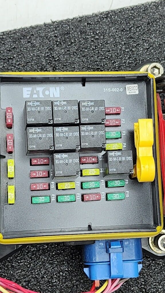 Eaton 31S-002-0 12VDC Power Distribution Module Fuse Relay Holder System A