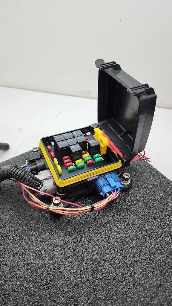 Eaton 31S-002-0 12VDC Power Distribution Module Fuse Relay Holder System A