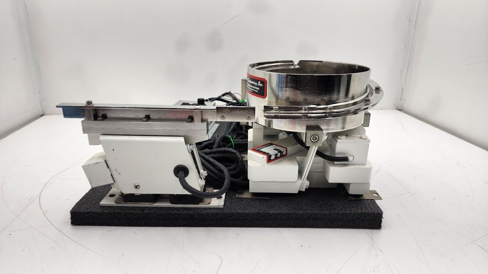 Service Engineering Corp Vibratory Bowl Linear Parts Feeder 23365-1 230VAC 8x5mm