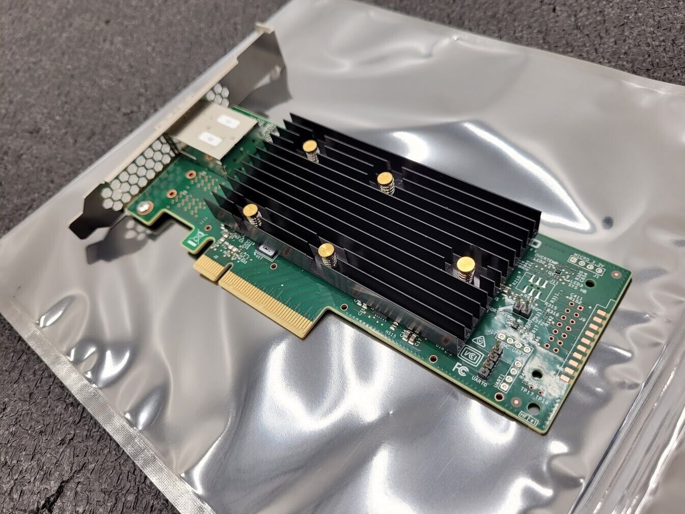 Intel 9400-8e SATA 6Gb/s / SAS 12Gb/s PCIe 8-Port SAS Tri-Mode HBA Broadcom