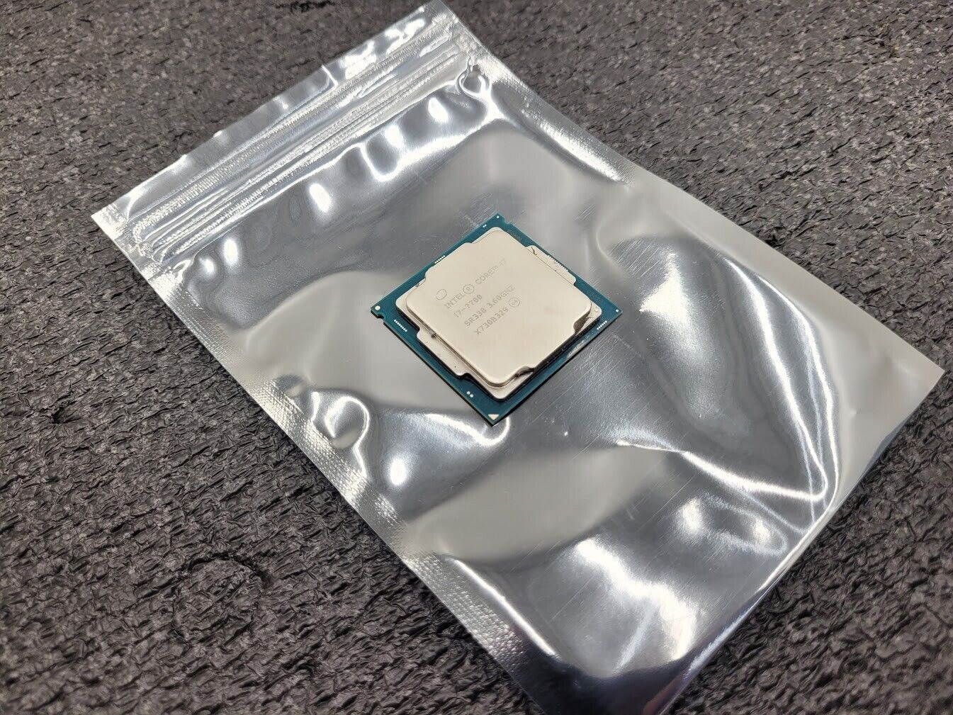 Intel 7th Gen Core i7-7700 SR338 3.60GHz (Turbo 4.20GHz) 4-Core LGA-1151 PC CPU