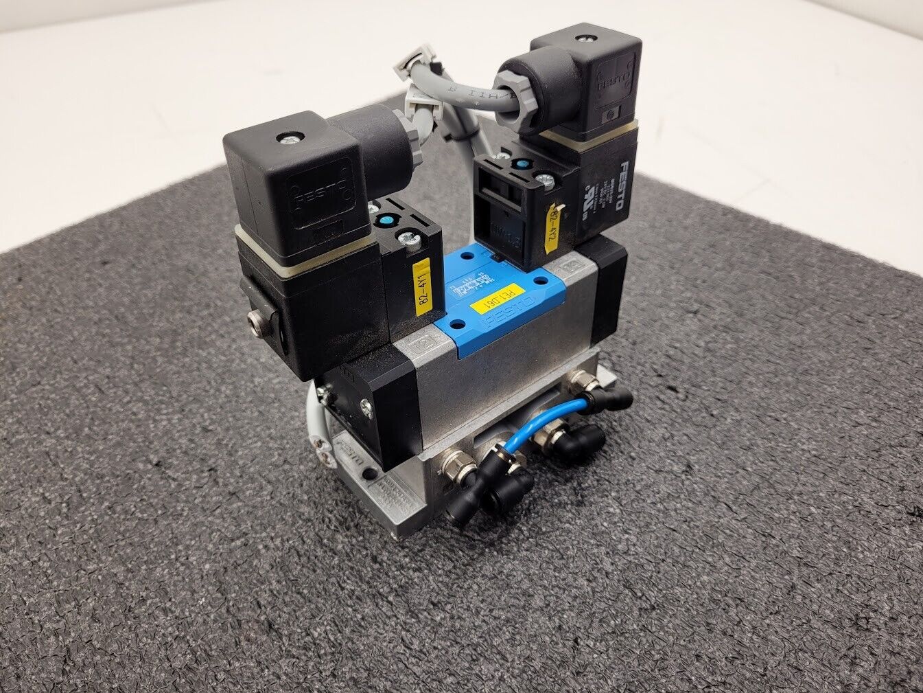 Festo Dual Pneumatic Valve Block MN1H-5/3G-D-1-S-C 15968  -13 to 240 psi INPUT