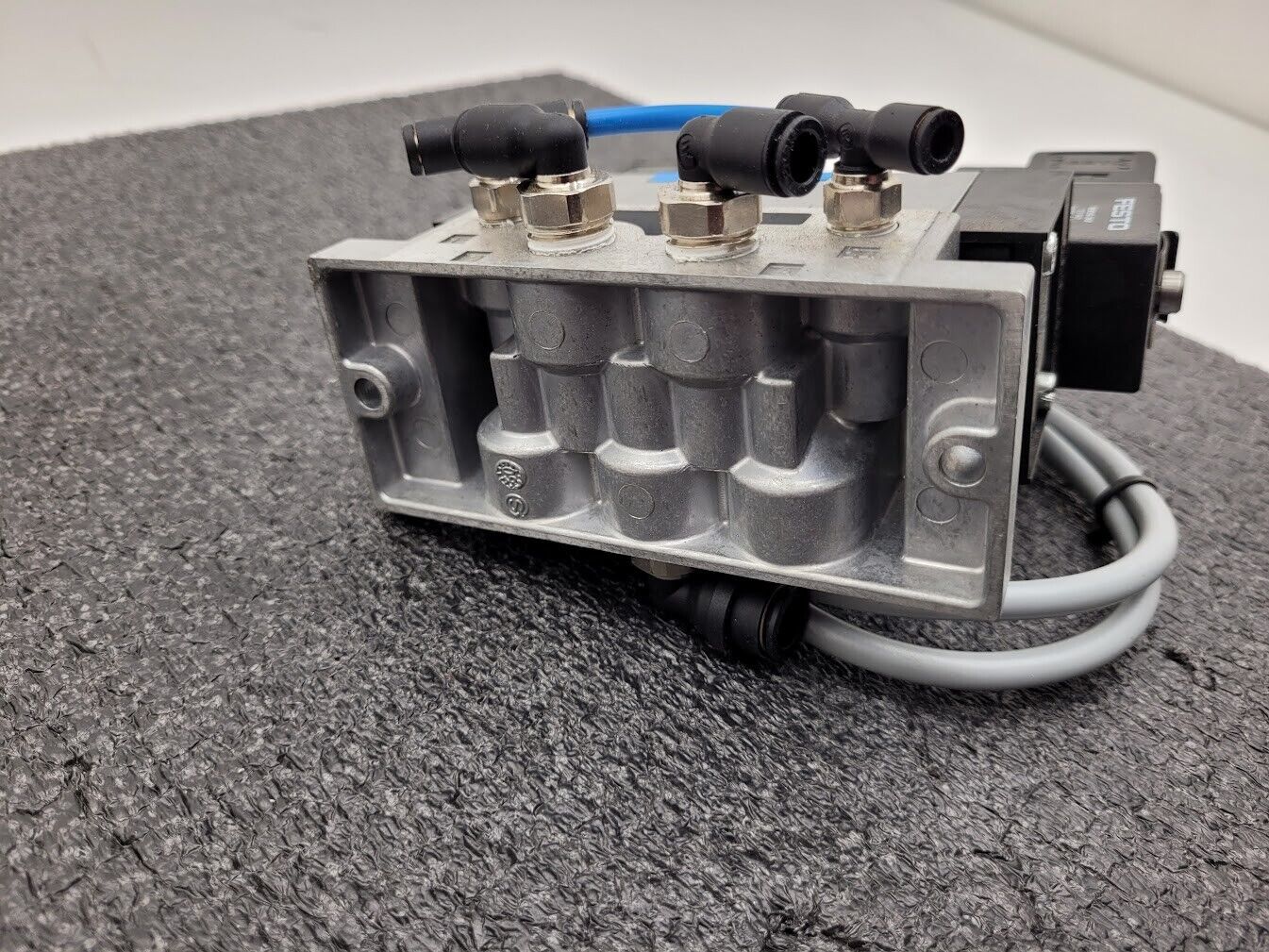 Festo Dual Pneumatic Valve Block MN1H-5/3G-D-1-S-C 15968  -13 to 240 psi INPUT