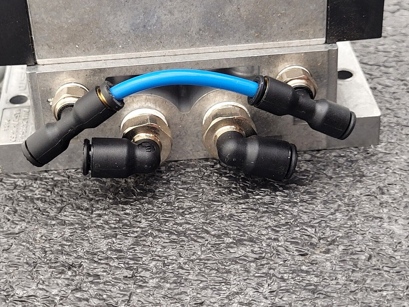 Festo Dual Pneumatic Valve Block MN1H-5/3G-D-1-S-C 15968  -13 to 240 psi INPUT