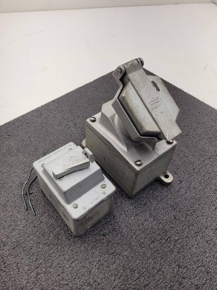 Crouse Hinds ENR21201 20A 125VAC Explosion Proof Plug Receptacle + ON/OFF Switch