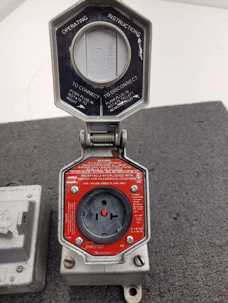 Crouse Hinds ENR21201 20A 125VAC Explosion Proof Plug Receptacle + ON/OFF Switch