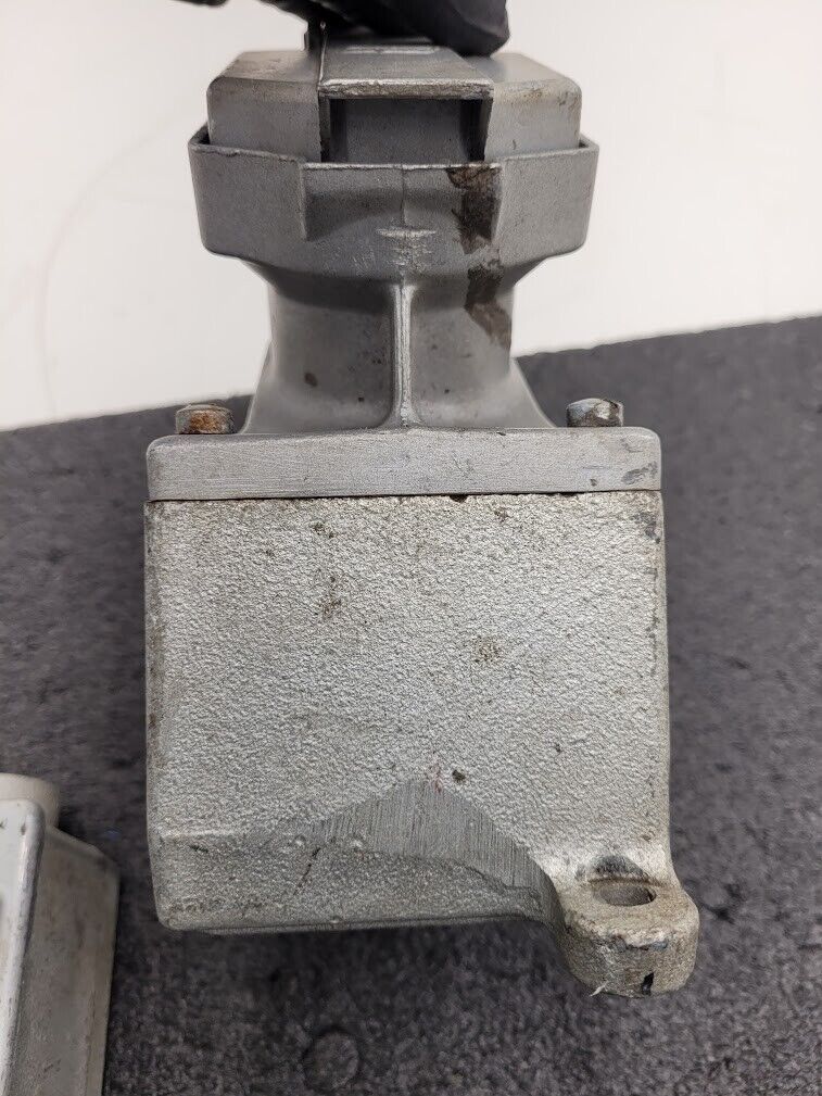 Crouse Hinds ENR21201 20A 125VAC Explosion Proof Plug Receptacle + ON/OFF Switch