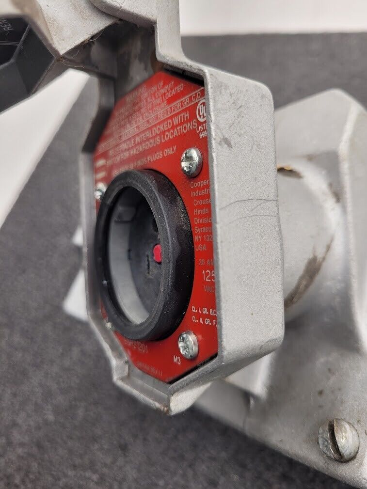 Crouse Hinds ENR21201 20A 125VAC Explosion Proof Plug Receptacle + ON/OFF Switch