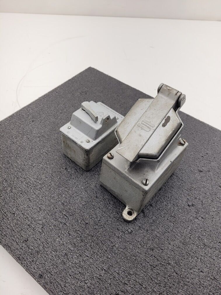 Crouse Hinds ENR21201 20A 125VAC Explosion Proof Plug Receptacle + ON/OFF Switch