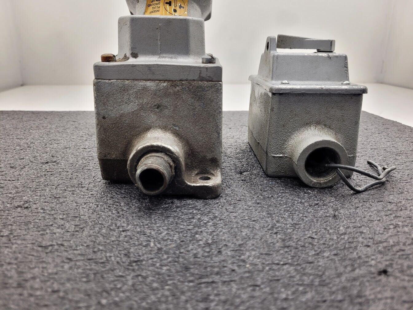 Crouse Hinds ENR21201 20A 125VAC Explosion Proof Plug Receptacle + ON/OFF Switch