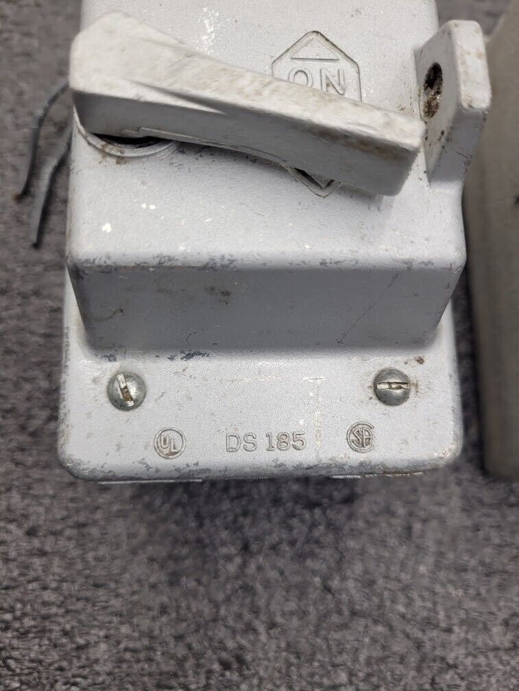 Crouse Hinds ENR21201 20A 125VAC Explosion Proof Plug Receptacle + ON/OFF Switch