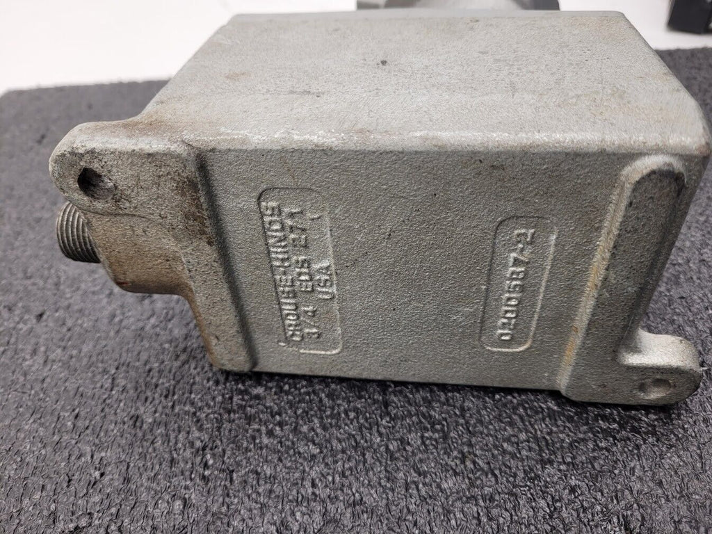 Crouse Hinds ENR21201 20A 125VAC Explosion Proof Plug Receptacle + ON/OFF Switch