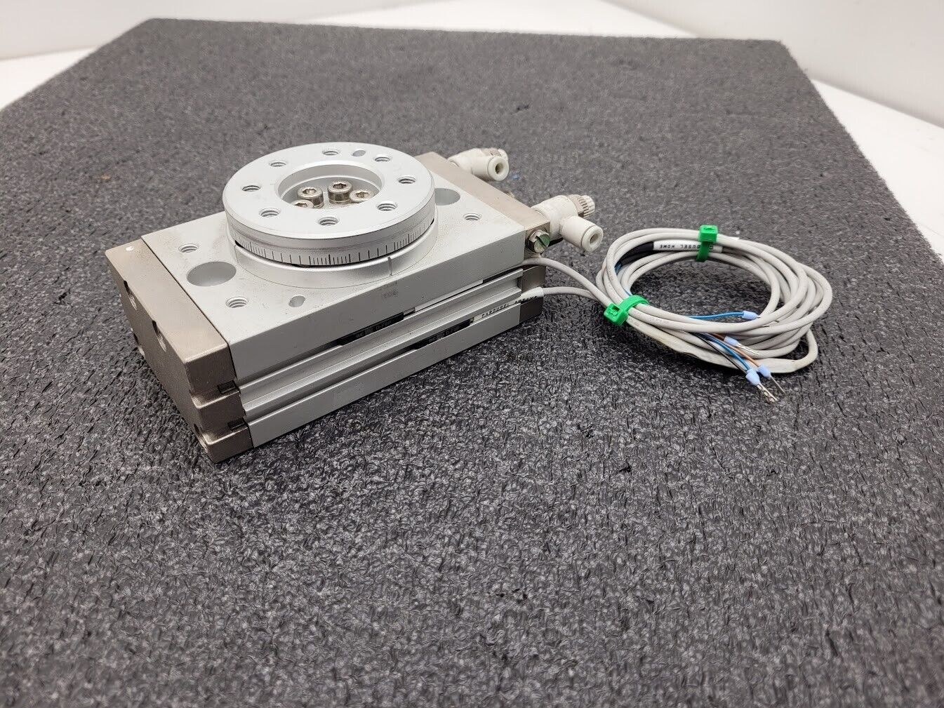 SMC MSQB30A-F9PL-XN Pneumatic 180 Degree Rotary Table 145psi 2x D-F9P Sensors