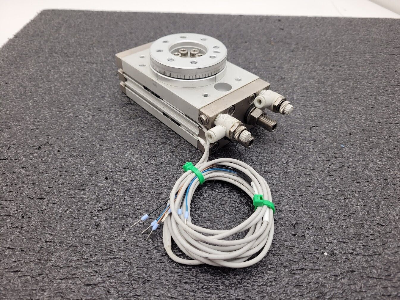 SMC MSQB30A-F9PL-XN Pneumatic 180 Degree Rotary Table 145psi 2x D-F9P Sensors