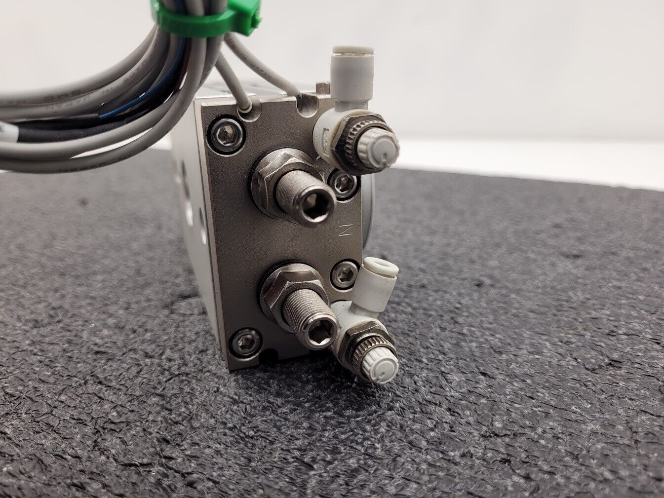 SMC MSQB30A-F9PL-XN Pneumatic 180 Degree Rotary Table 145psi 2x D-F9P Sensors