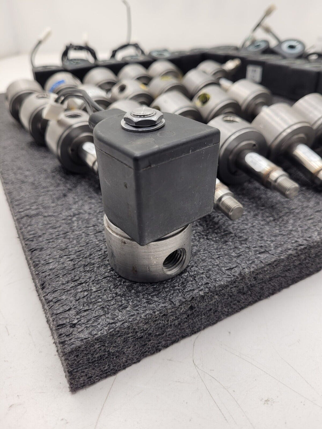 Assorted Lot of 21x Parker Solenoid Valve 24VDC 33245 71215SN2SN00 U2111D