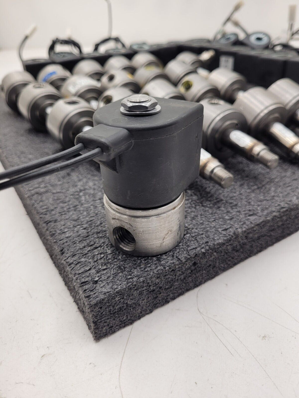 Assorted Lot of 21x Parker Solenoid Valve 24VDC 33245 71215SN2SN00 U2111D