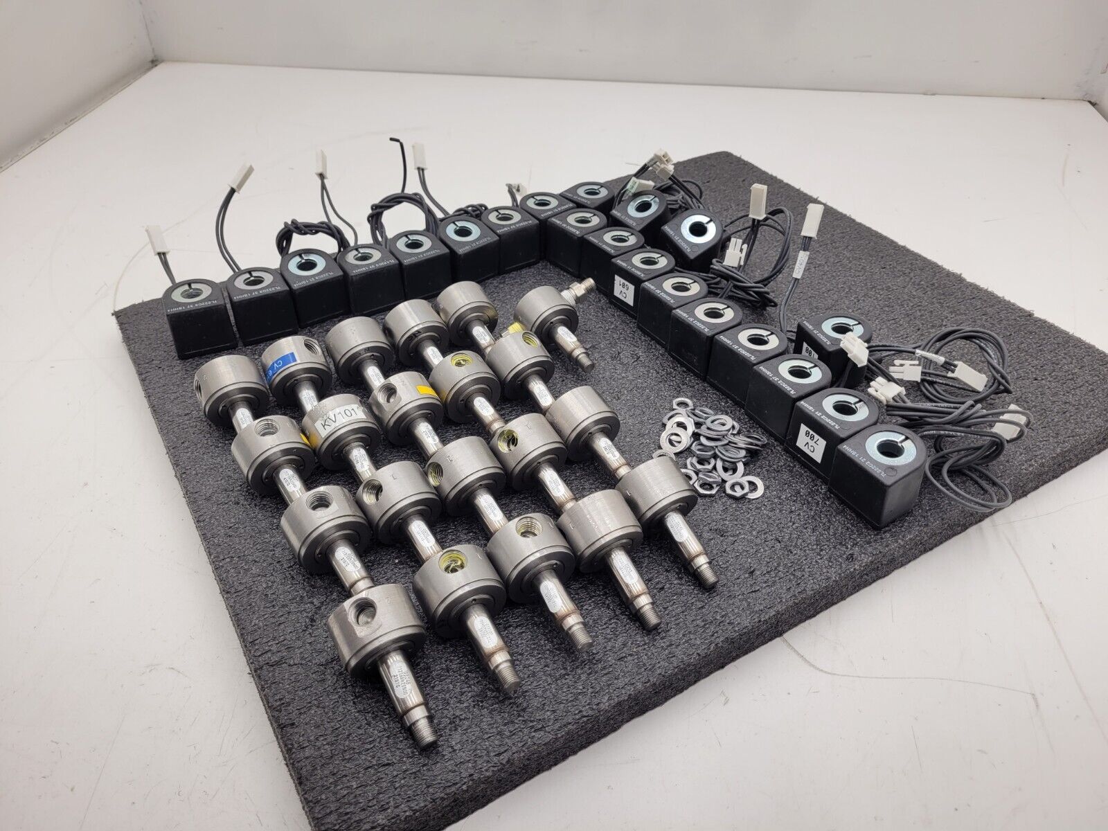 Assorted Lot of 21x Parker Solenoid Valve 24VDC 33245 71215SN2SN00 U2111D