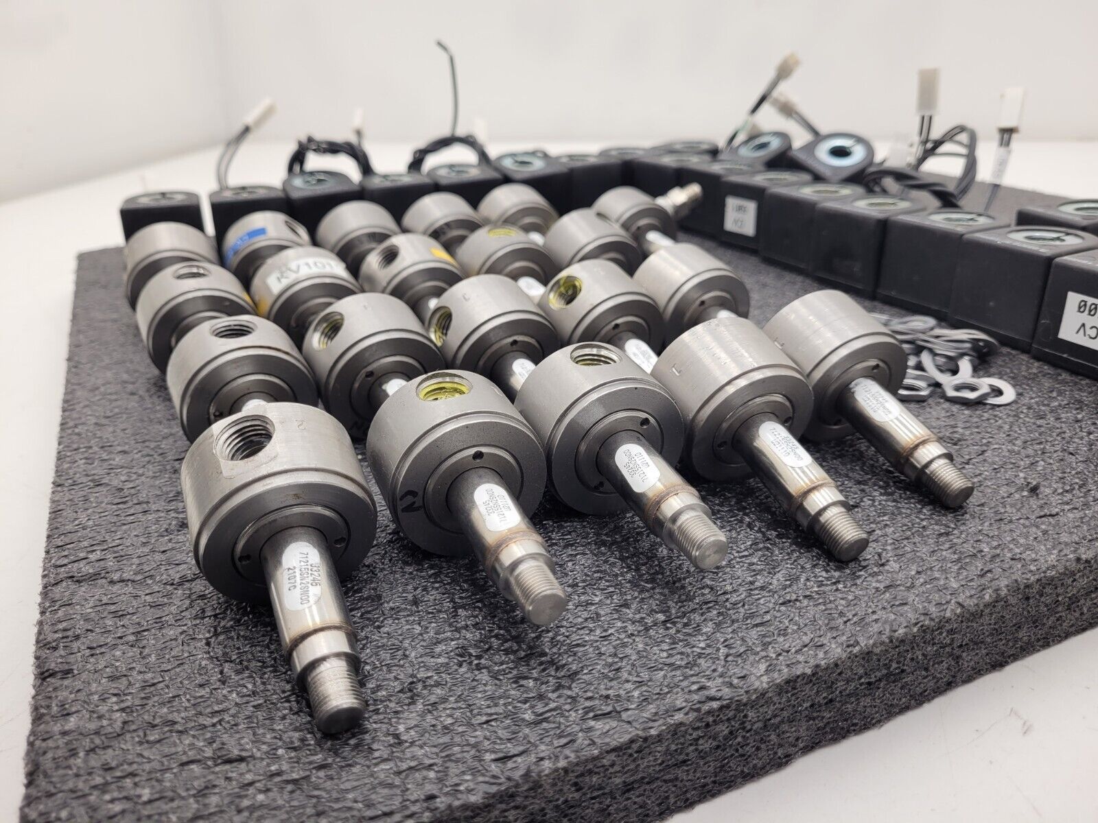 Assorted Lot of 21x Parker Solenoid Valve 24VDC 33245 71215SN2SN00 U2111D