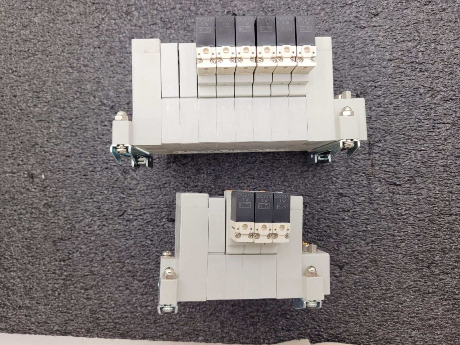 2x SMC Pneumatic Valve Block Solenoid Manifold 24VDC 12 Valves Total Lot E