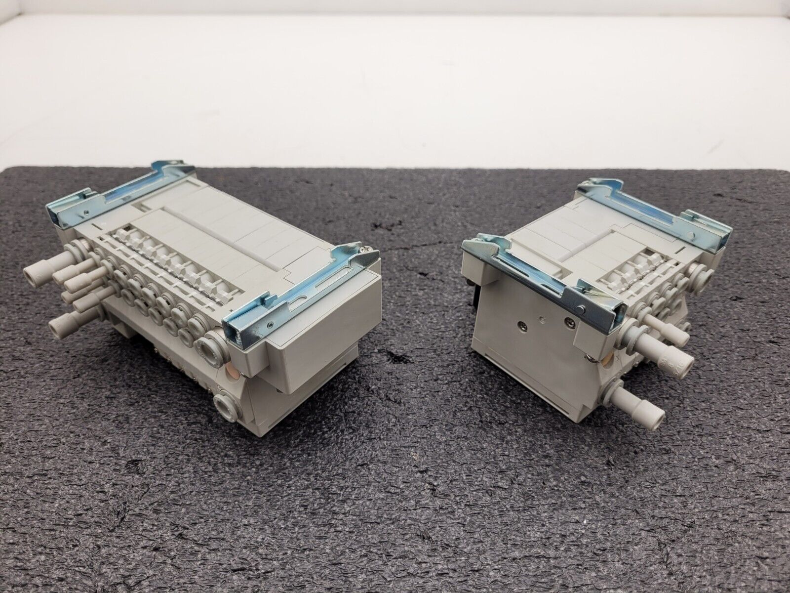 2x SMC Pneumatic Valve Block Solenoid Manifold 24VDC 12 Valves Total Lot E