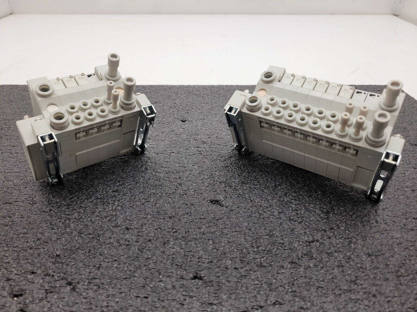 2x SMC Pneumatic Valve Block Solenoid Manifold 24VDC 12 Valves Total Lot E