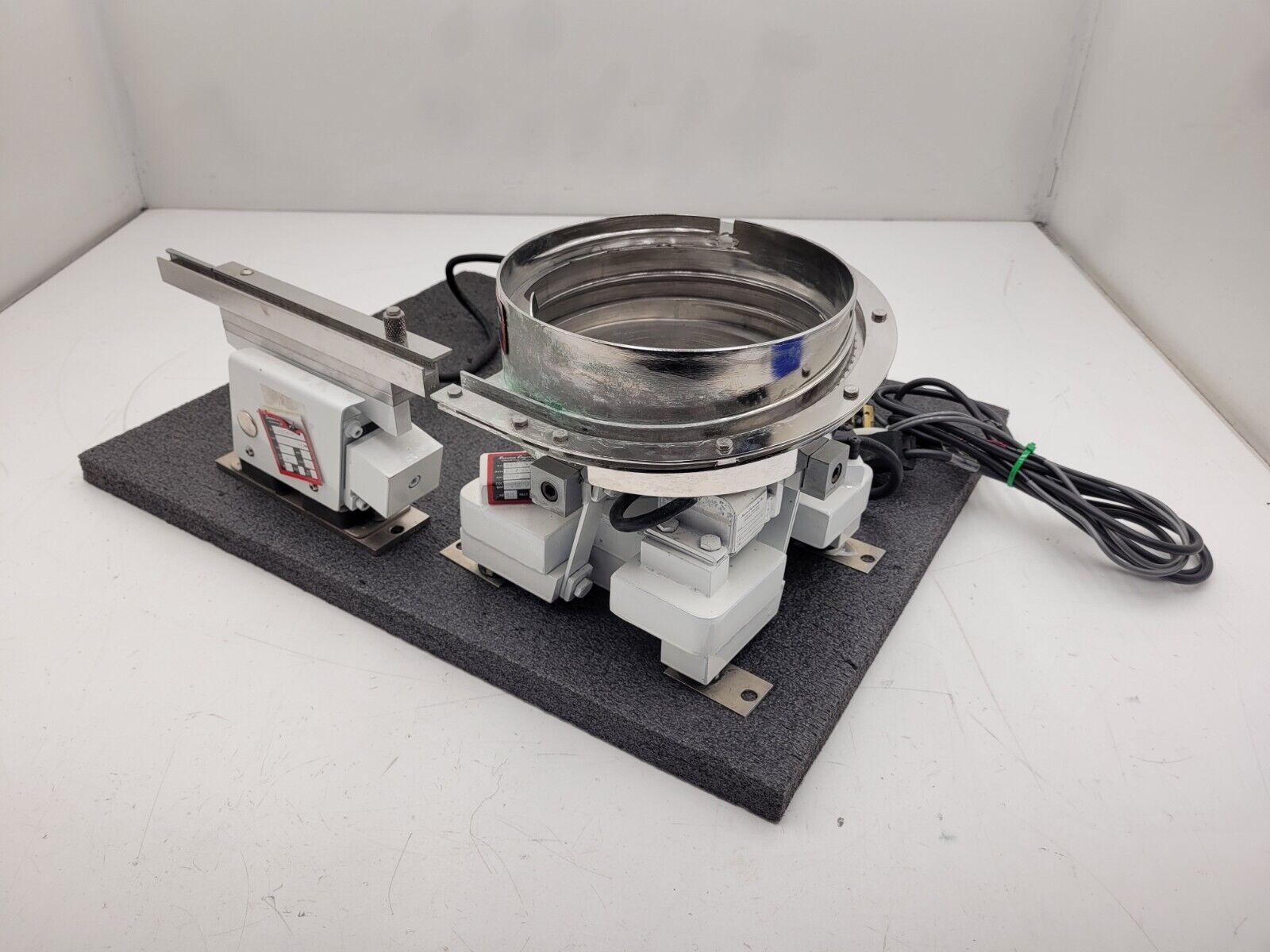Service Engineering Corp Vibratory Bowl Linear Parts Feeder 24098 230VAC 8x5mm