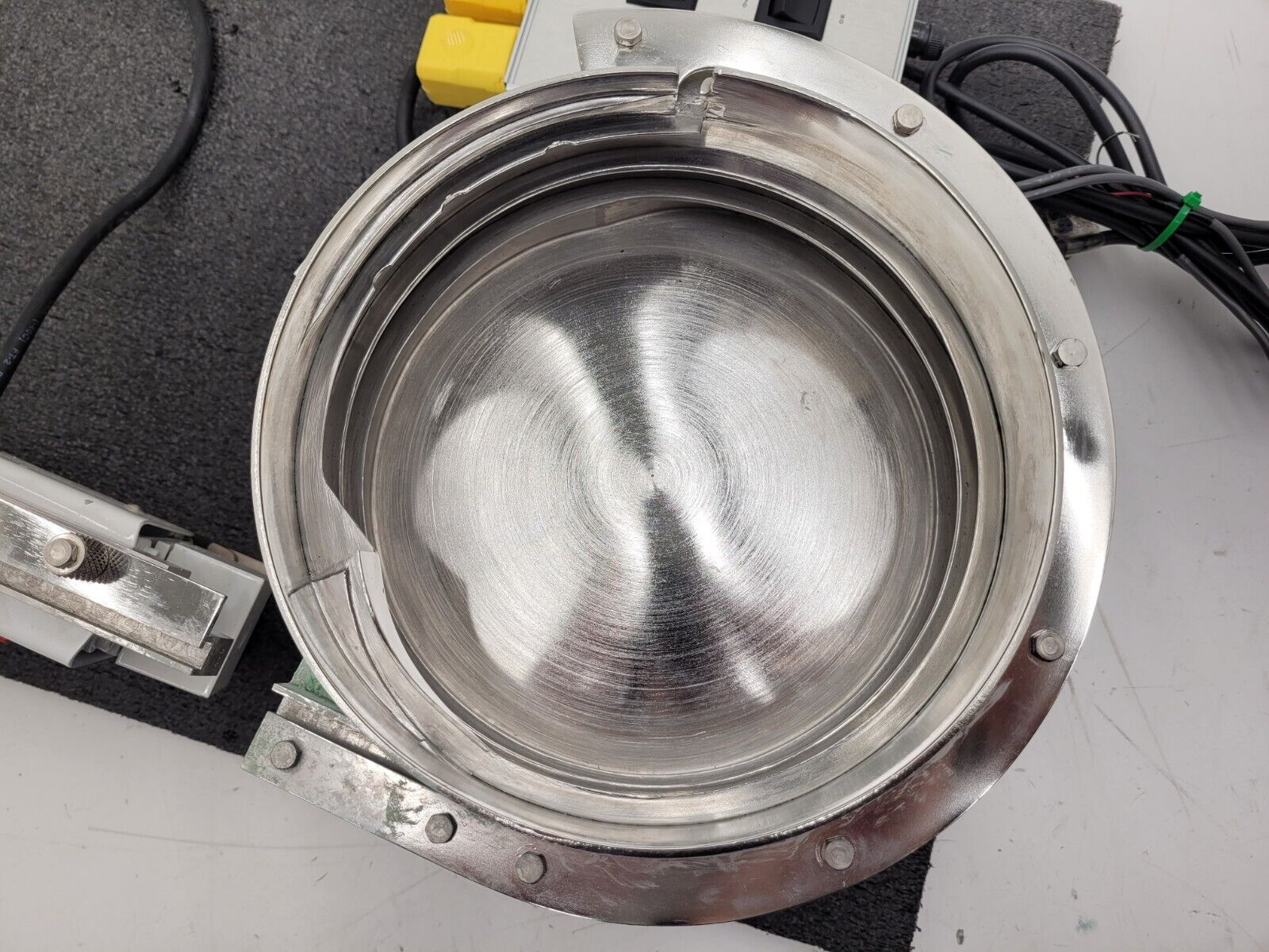 Service Engineering Corp Vibratory Bowl Linear Parts Feeder 24098 230VAC 8x5mm