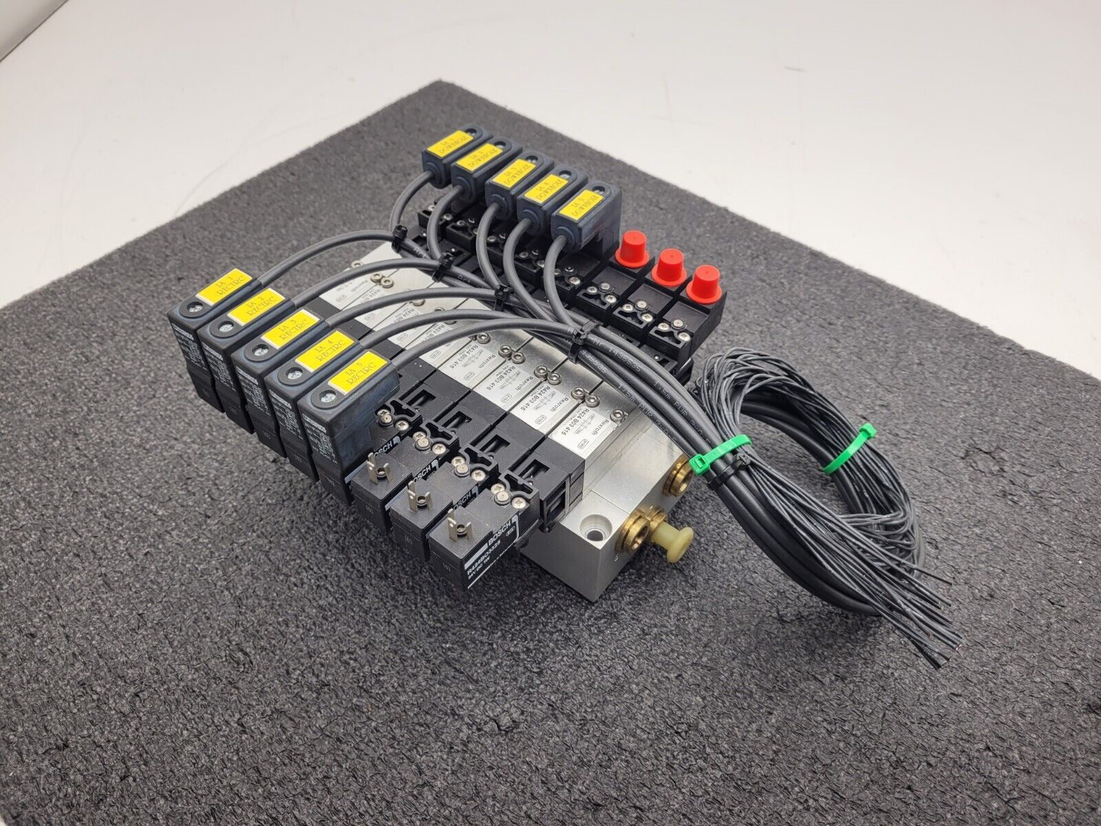 BOSCH Rexroth R424B03415 Pnuematic Solenoid 8x Valve Block Stack Unit A