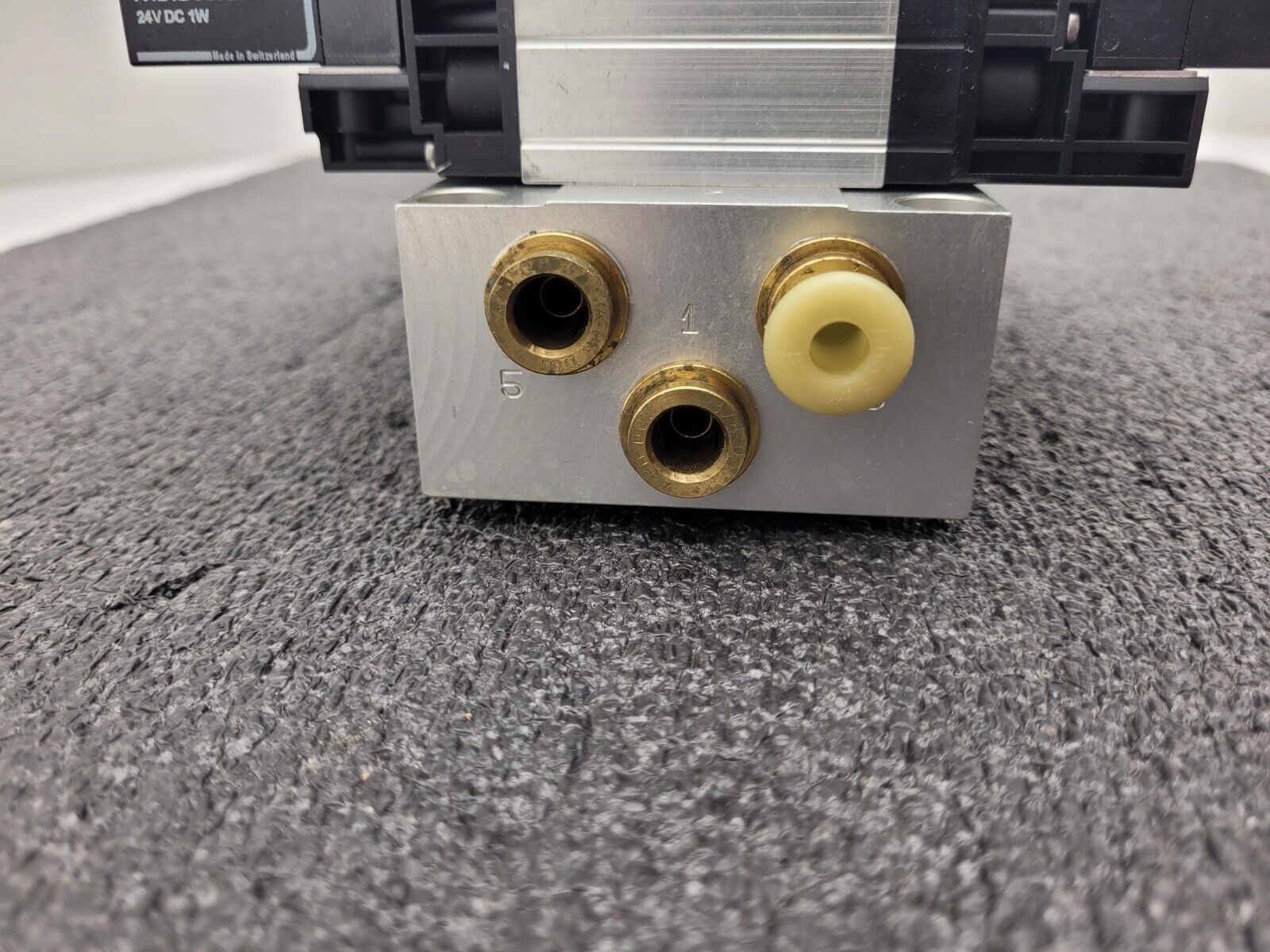 BOSCH Rexroth R424B03415 Pnuematic Solenoid 8x Valve Block Stack Unit A