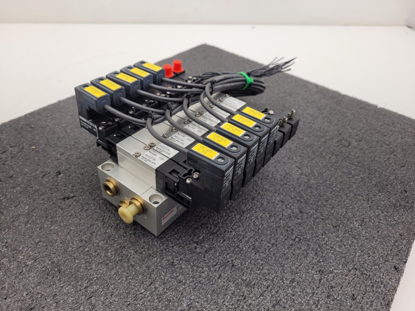 BOSCH Rexroth R424B03415 Pnuematic Solenoid 8x Valve Block Stack Unit A