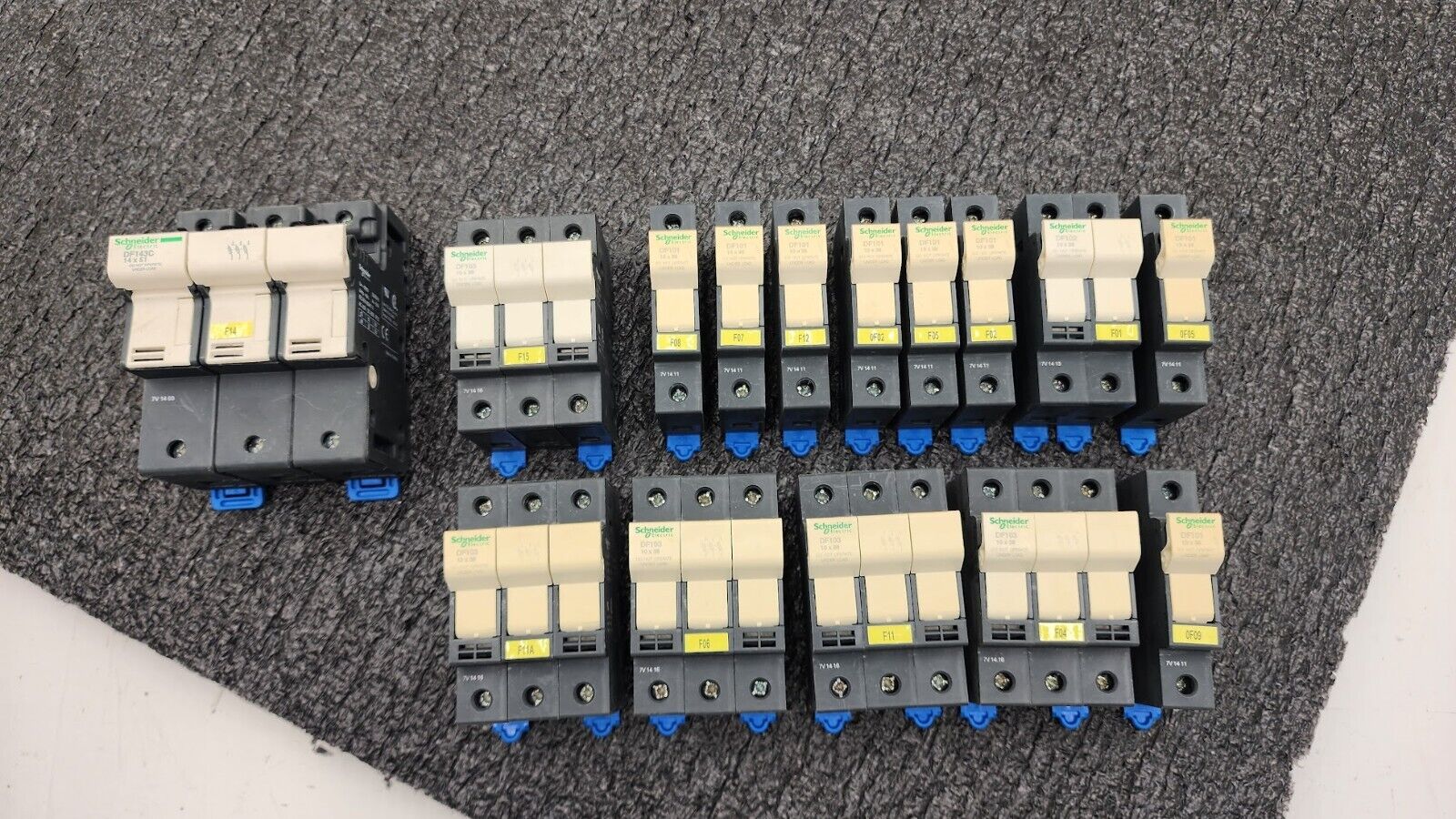 Schneider Electric DF101 DF103 DF143 Lot of 15 Fuse Holders w/ assorted fuses