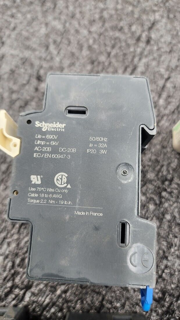 Schneider Electric DF101 DF103 DF143 Lot of 15 Fuse Holders w/ assorted fuses