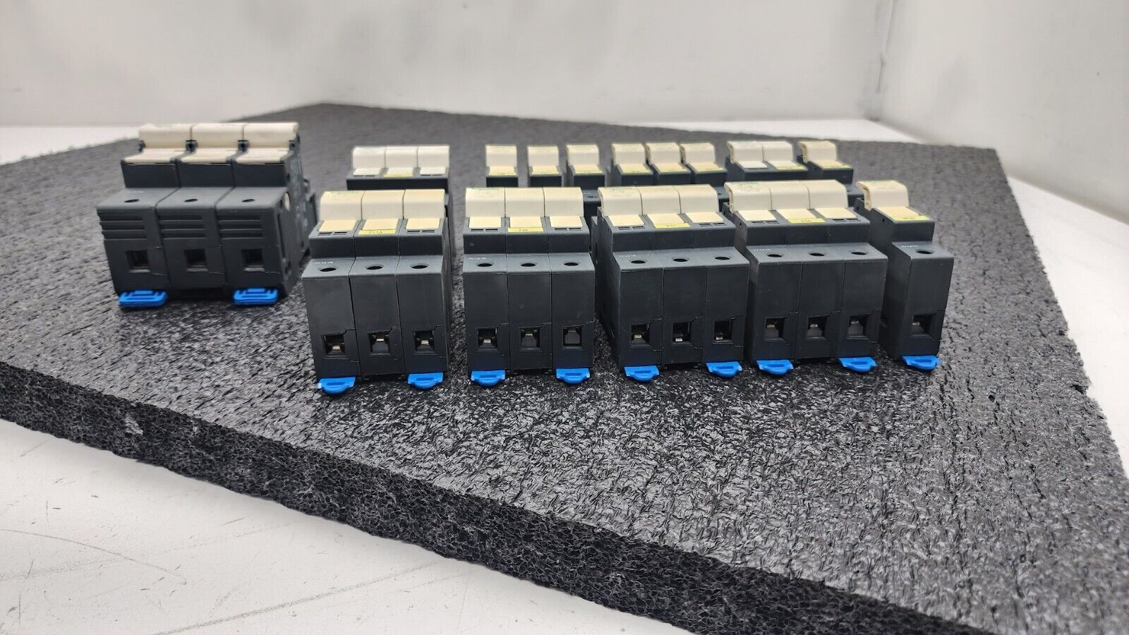 Schneider Electric DF101 DF103 DF143 Lot of 15 Fuse Holders w/ assorted fuses