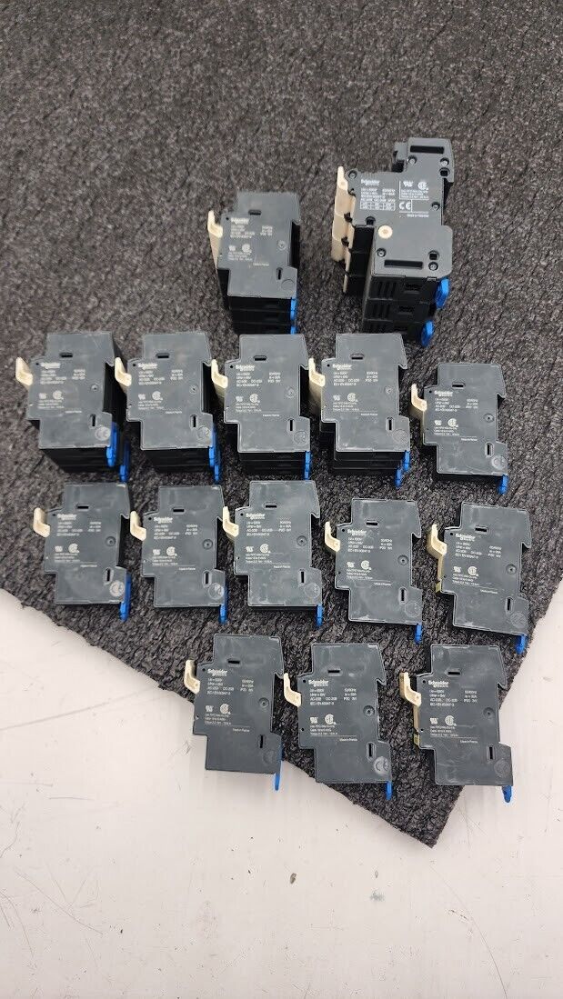 Schneider Electric DF101 DF103 DF143 Lot of 15 Fuse Holders w/ assorted fuses