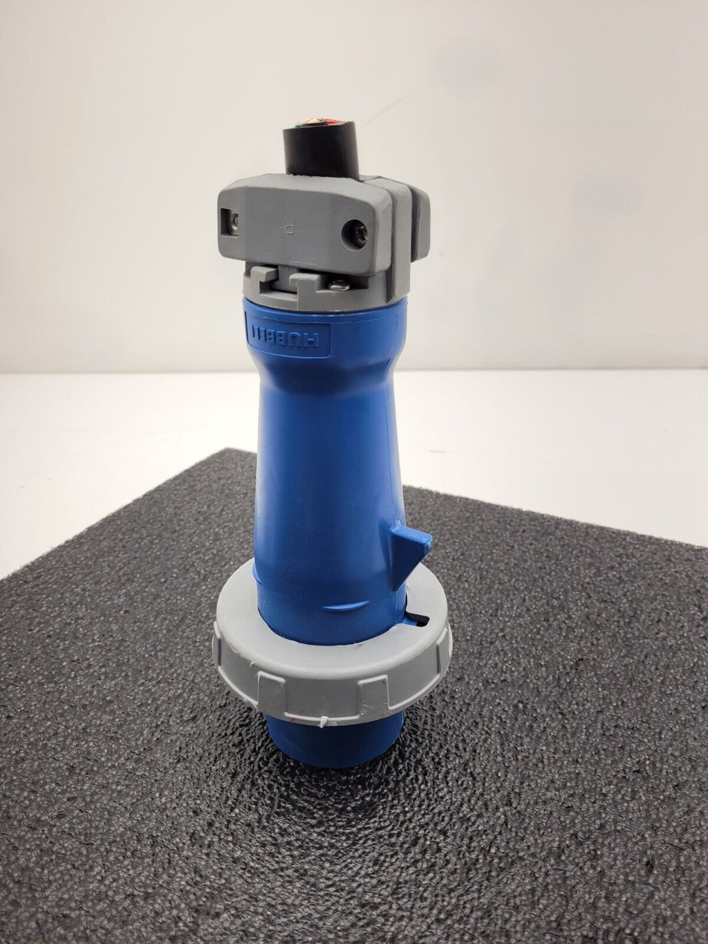 Hubbell 363P6W 63A - 6h 220V 2P3W Pin & Sleeve Male Connector w/ Pilot Pin