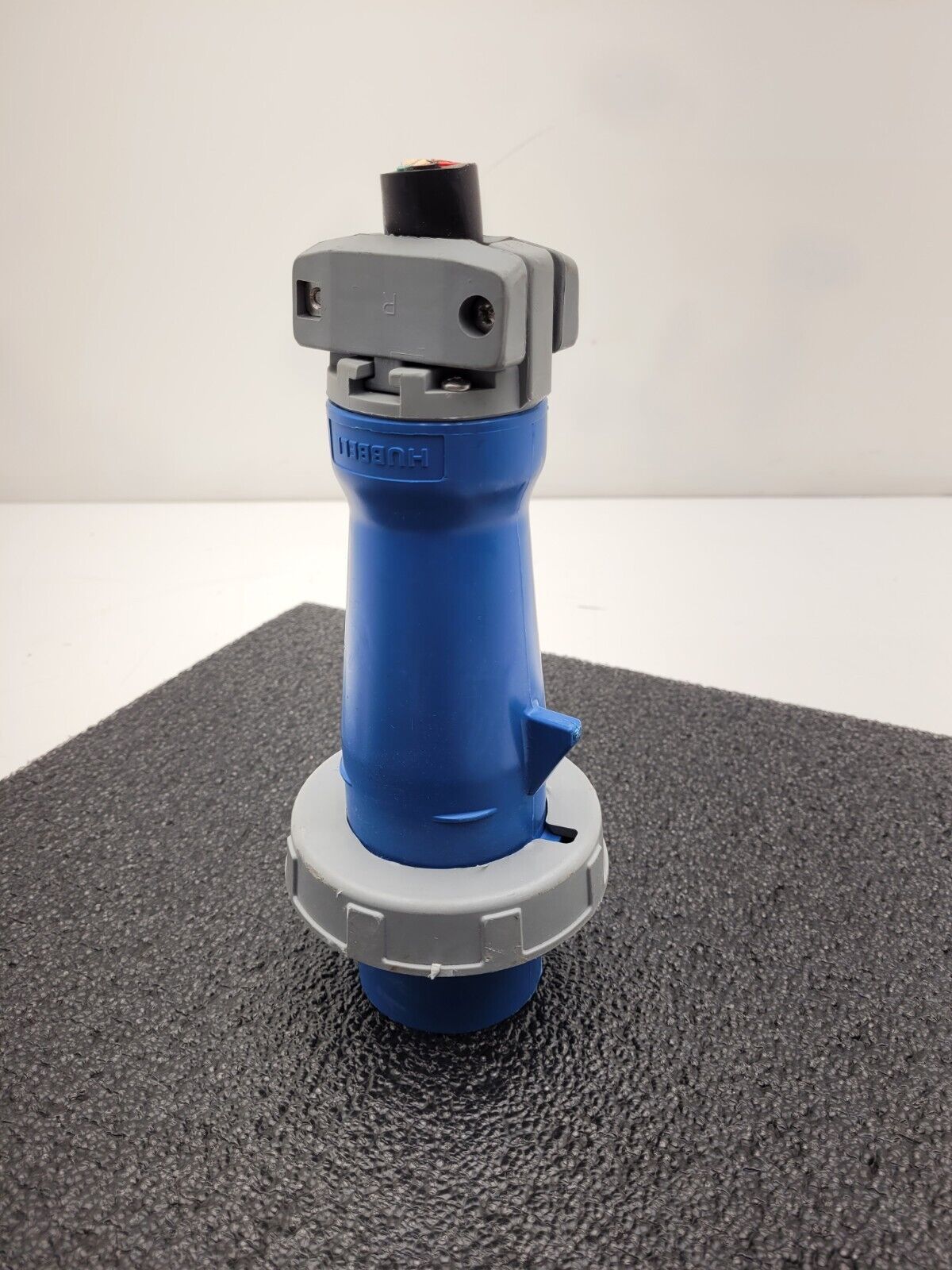 Hubbell 363P6W 63A - 6h 220V 2P3W Pin & Sleeve Male Connector w/ Pilot Pin