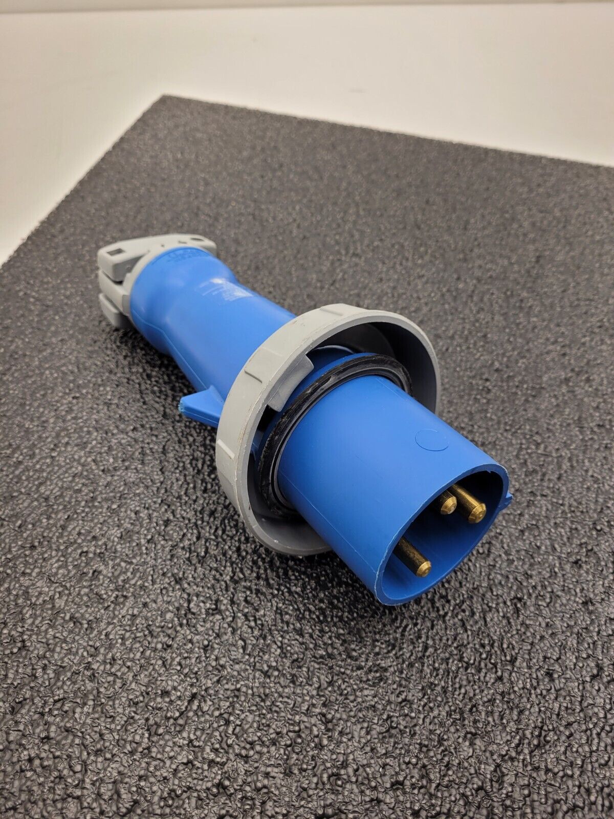 Hubbell 363P6W 63A - 6h 220V 2P3W Pin & Sleeve Male Connector w/ Pilot Pin