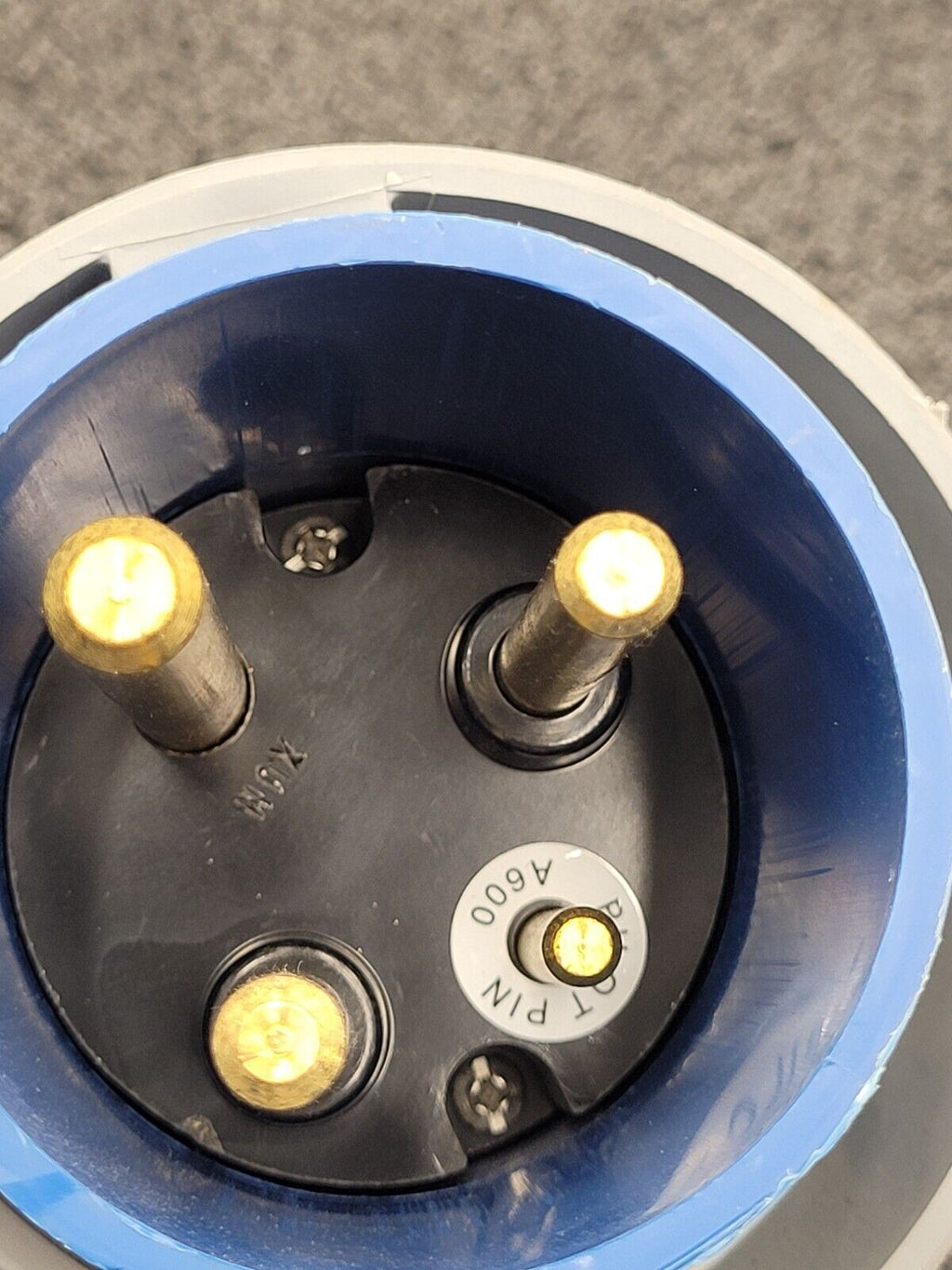 Hubbell 363P6W 63A - 6h 220V 2P3W Pin & Sleeve Male Connector w/ Pilot Pin