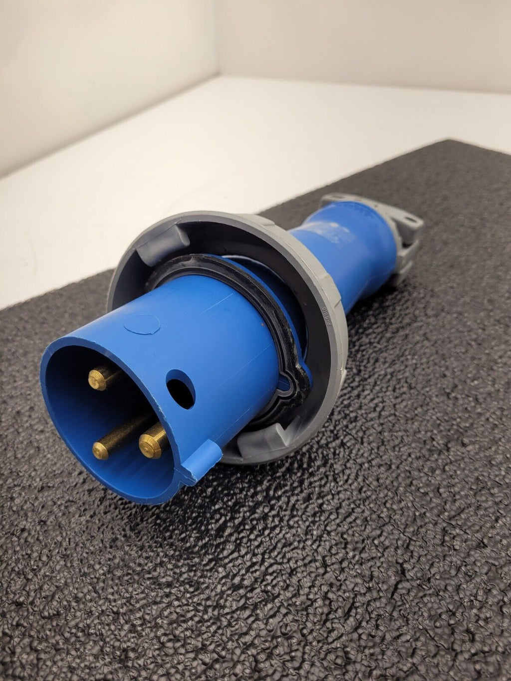 Hubbell 363P6W 63A - 6h 220V 2P3W Pin & Sleeve Male Connector w/ Pilot Pin