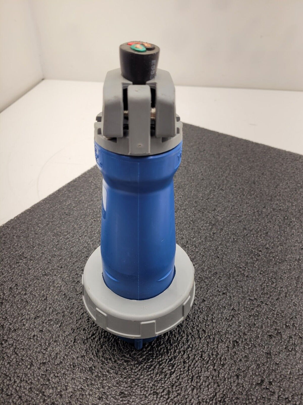 Hubbell 363P6W 63A - 6h 220V 2P3W Pin & Sleeve Male Connector w/ Pilot Pin