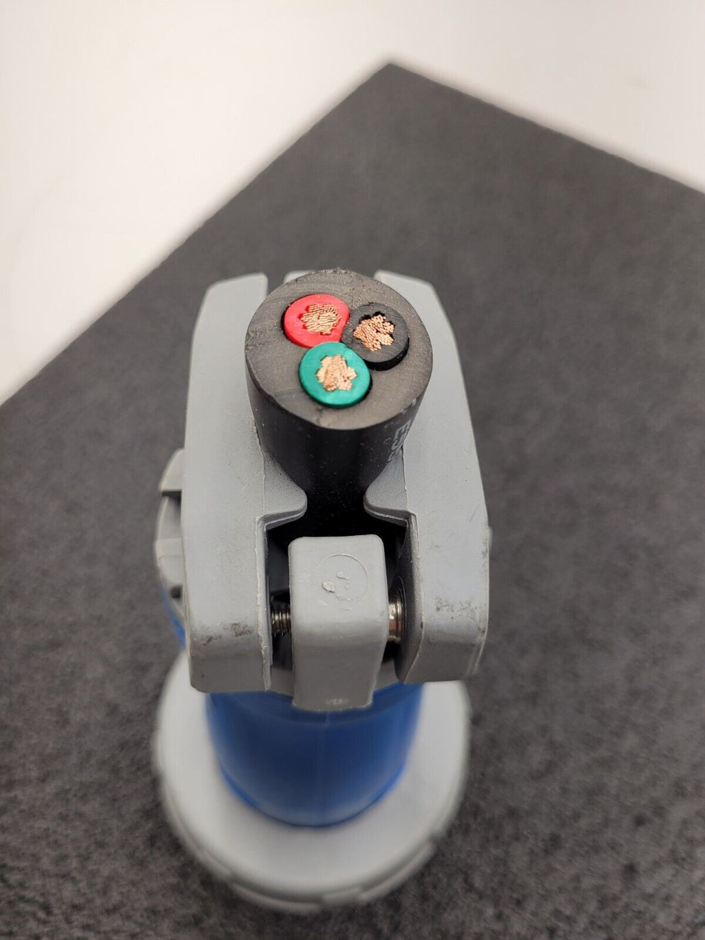 Hubbell 363P6W 63A - 6h 220V 2P3W Pin & Sleeve Male Connector w/ Pilot Pin