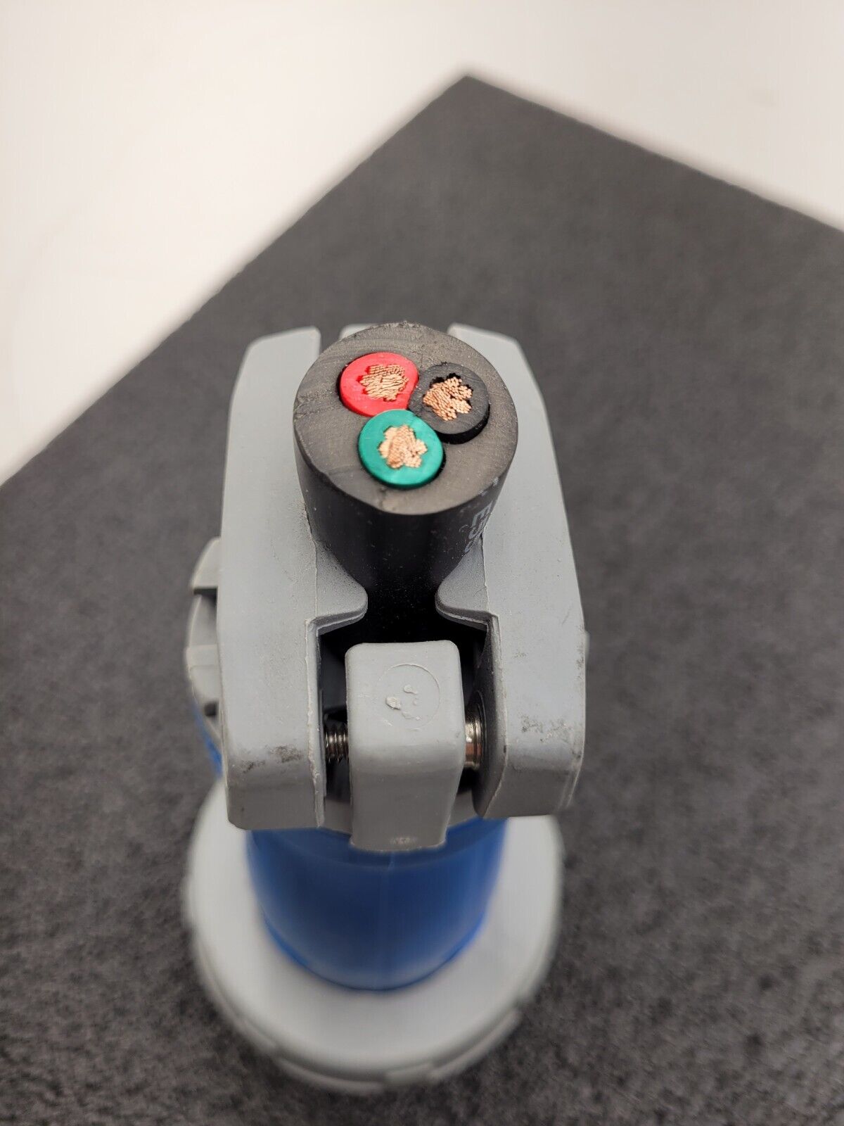 Hubbell 363P6W 63A - 6h 220V 2P3W Pin & Sleeve Male Connector w/ Pilot Pin