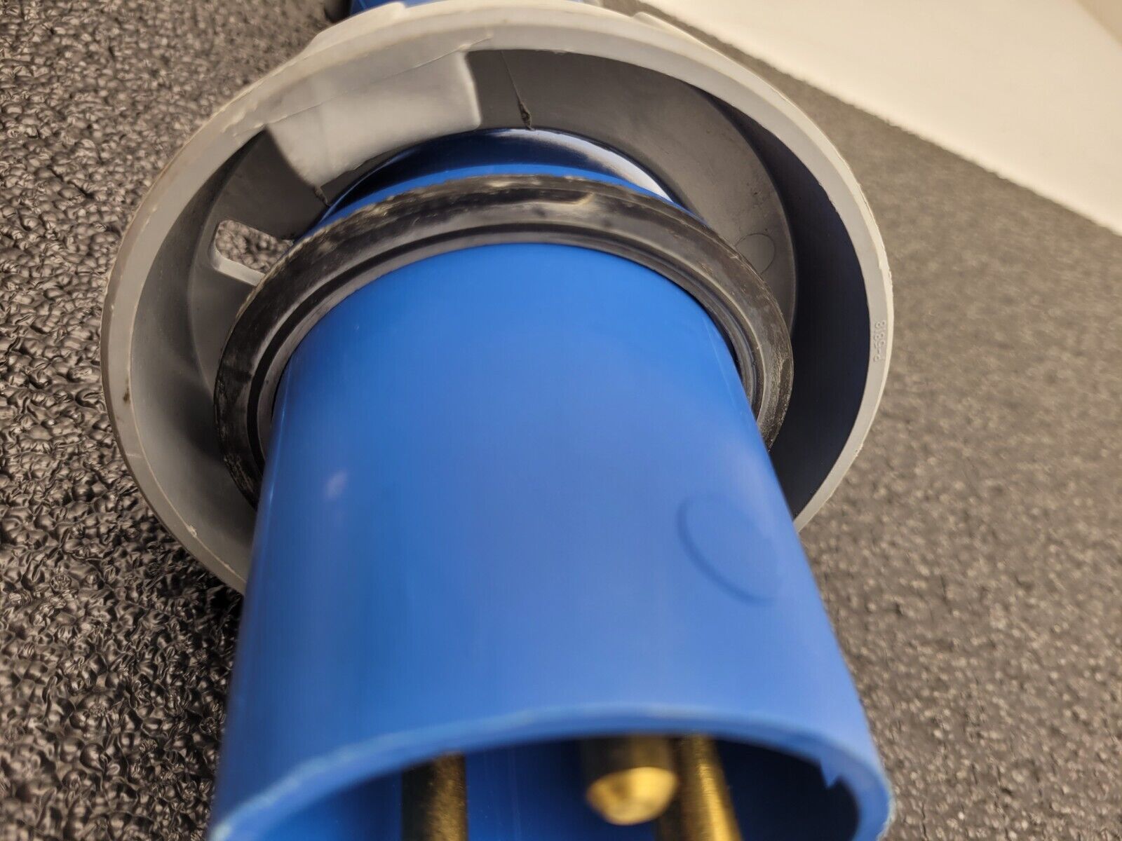 Hubbell 363P6W 63A - 6h 220V 2P3W Pin & Sleeve Male Connector w/ Pilot Pin