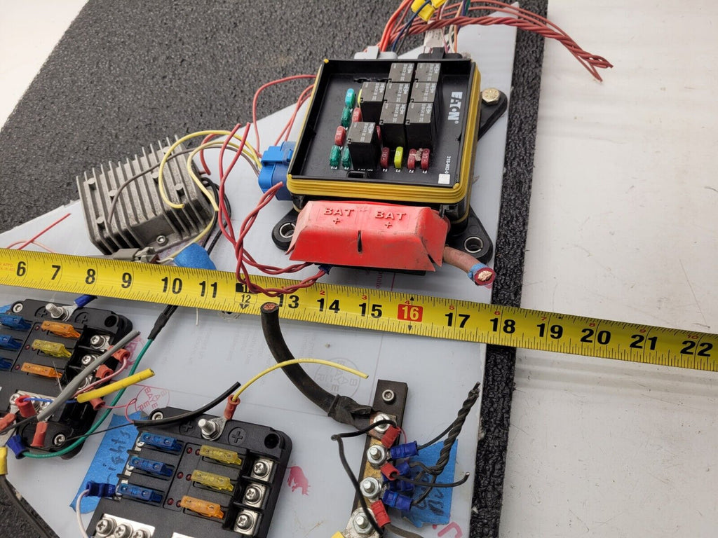 Eaton 31S-002-0 12VDC Power Distribution Module Fuse Relay Holder System E