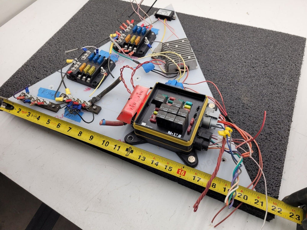 Eaton 31S-002-0 12VDC Power Distribution Module Fuse Relay Holder System E